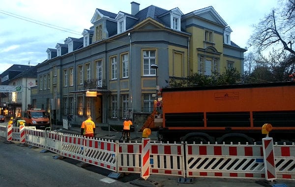 Die Baustelle der Belkaw an der Kreuzung Hauptstraße / Odenthaler Straße vor dem Kulturhaus Zanders