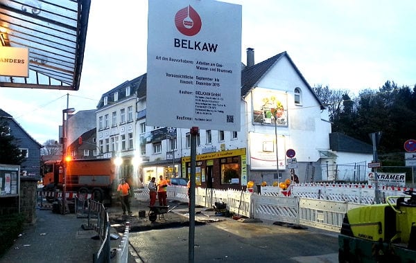 Die Baustelle der Belkaw an der Kreuzung Hauptstraße / Odenthaler Straße vor dem Kulturhaus Zanders