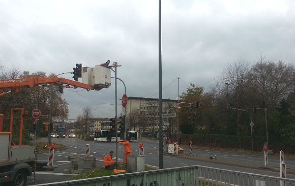 Baustellenampeln werden montiert, eine Spur gesperrt.