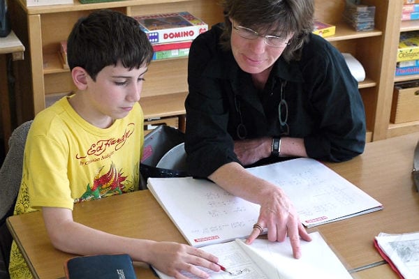 Eine MiKibU-Mentorin beim Sprachunterricht