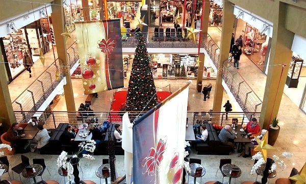 Blick in die weihnachtlich geschmückte RheinBerg Galerie in Bergisch Gladbach