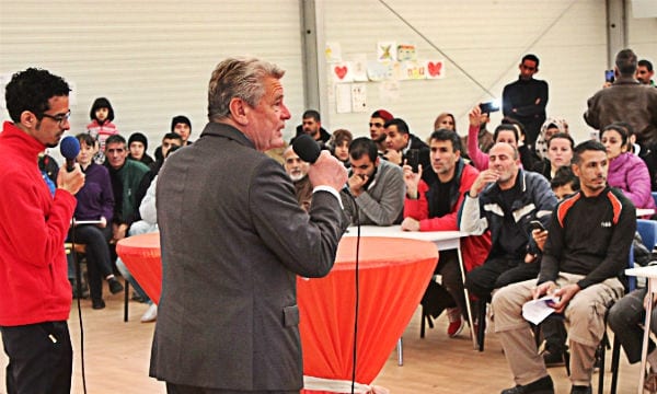 Bundespräsident Joachim Gauck spricht mit Flüchtlingen in Katterbach