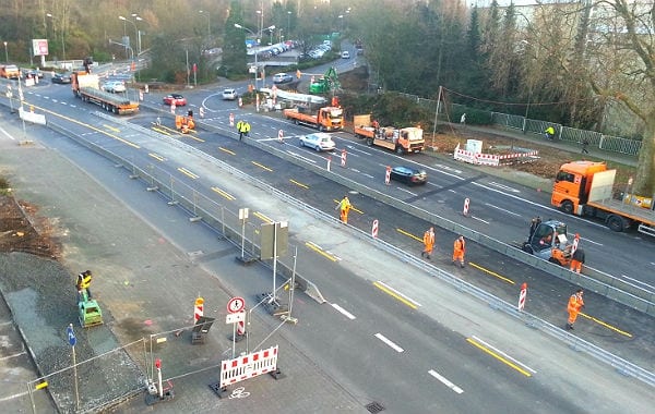 Großeinsatz auf den Fahrspuren, die noch heute für den Verkehr frei gegeben werden sollen. 