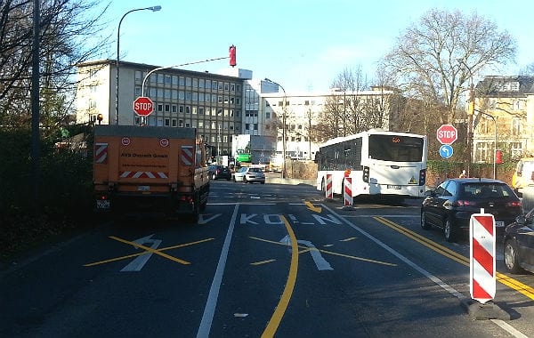 Die Einmündung der Bensberger Straße, noch für den Gegenverkehr gesperrt.