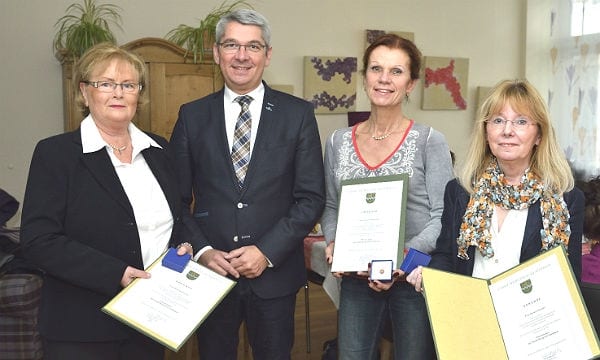 Bürgermeister Lutz Urbach mit Ruth Schneider, Cora Lukas-Voss und Agnes Daniels. Foto: Anton Luhr