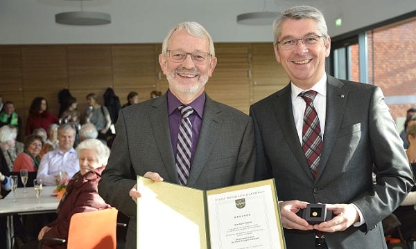 Egon Plattner mit Bürgermeister Lutz Urbach