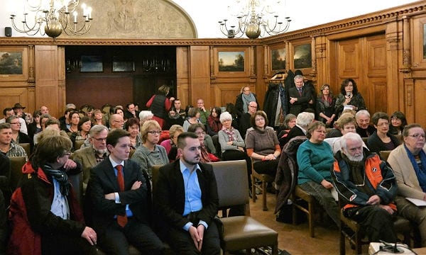 Der Saal im historischen Rathaus am Konrad-Adenauer-Platz war bis auf den letzten Platz gefüllt