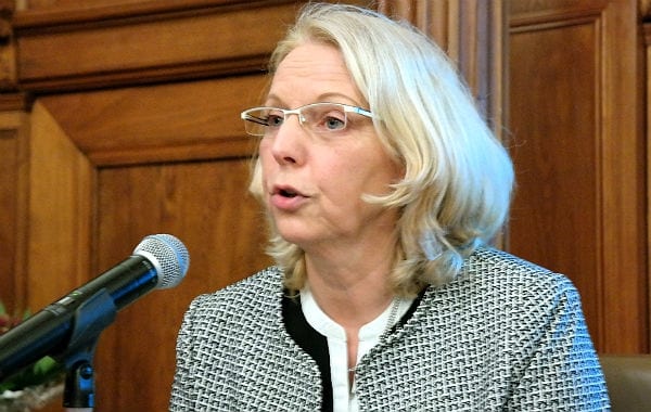 Magdalene Holthausen von der Frauenberatungsstelle von Frauen helfen Frauen e.V. Bergisch Gladbach.