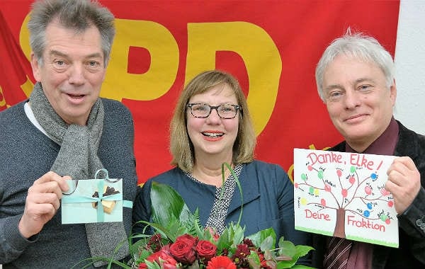 Fraktionsvize Klaus Orth und Fraktionschef Klaus Waldschmidt bedanken sich bei Elke Bäumler
