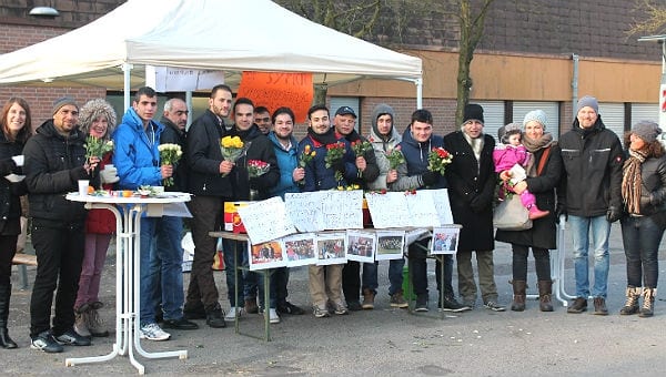 Die Flüchtlinge und Betreuer auf dem Markt in Refrath