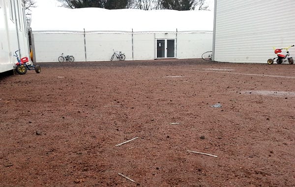 Vereinzelte Plastikstäbchen im Matsch des Aschebodens