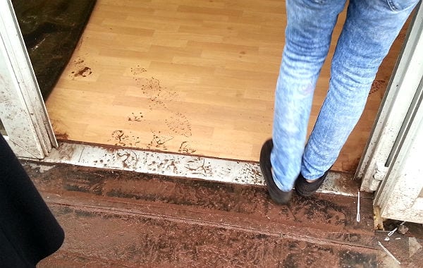 Gerade gewischt, schon wieder verschmutzt. Und kein Platz, um die Schuhe auszuziehen