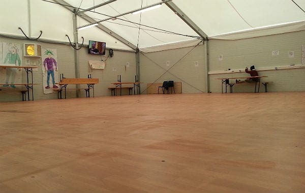 Die frisch gereinigte Aufenthaltshalle. Hinten links die Ladestationen.