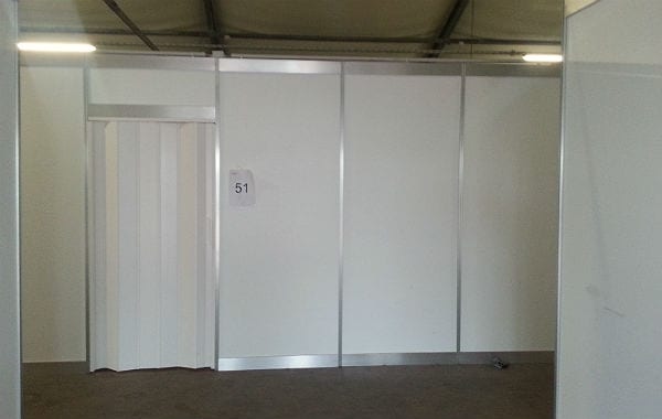 Die Schlafhallen sind durch leichte, aber feste Wände abgeteilt. Nach oben ist alles offen.