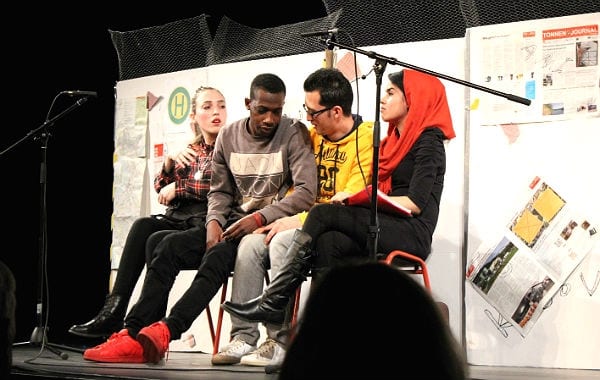 Ein Theaterstück der Kreativitätsschule Refrath: „Wann kommt der scheiße Bus – gehen ist besser als warten“