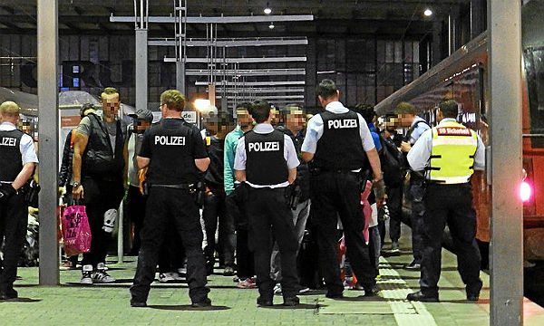 Die Polizei kontrolliert Flüchtlinge am Münchener Hauptbahnhof. Foto: Wikiolo/Wikimedia