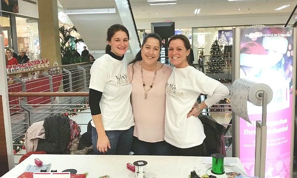 Mitarbeiter der Caritas haben für den guten Zweck in der RheinBerg Galerie Päckchen gepackt