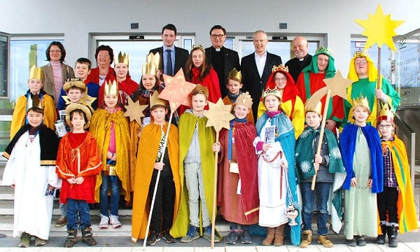 Die Sternsinger besuchen mit Kreisdechant Norbert Hörter das Kreishaus und Landrat Hermann-Josef Tebroke