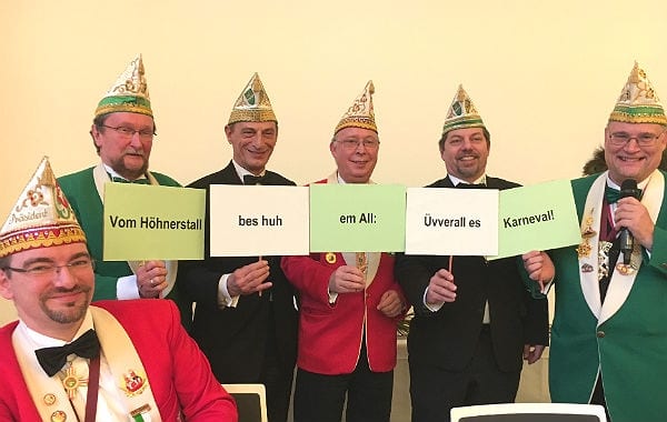 Spitzenvertreter des Bergisch Gladbacher Karnevals präsentieren das Motto der Session 2017. Foto: D. Dietsch