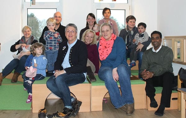 Eltern, Kinder, Tagesmütter (hinten rechts Petra Poltrock, links daneben Antje Schrader) und die Fachberaterinnen für Kindertagespflege (vorne links Ilona Bogdal-Klumpe, schräg rechts dahinter Sylvia Ohmstede