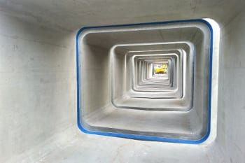 Betonbauteile für den Regenwasserkanal am Buchmühlenparkplatz in Bergisch Gladbach