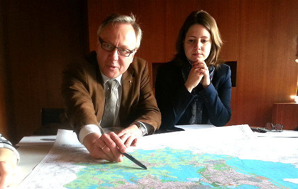Baurat Stephan Schmickler und Stadtplanerin Wibke Krause erläutern den Flächennutzungsplan der Stadt Bergisch Gladbach