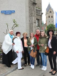 Nachfahren von Charly Vollmann bei der Platz-Einweihung