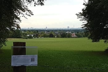 Das Kölner Fenster: Blick über die Nussbaumer Wiese und Paffrath nach Köln