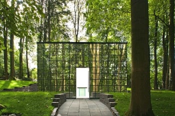 Das Haus der Trauer auf dem privaten Friedhof von Pütz-Roth in Bergisch Gladbach