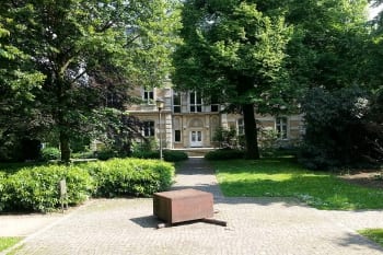 Das Holocaust-Denkmal vor dem Kunstmuseum Villa Zanders