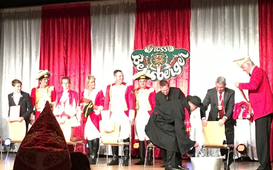 Dieses Mal konnte sich Lutz Urbach der Taufe nicht entziehen