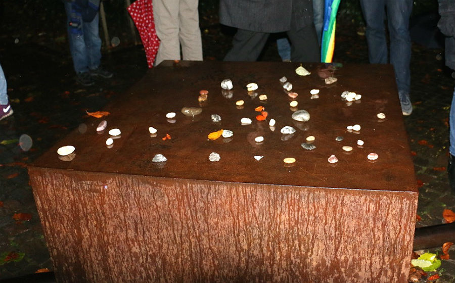 Zum Abschluss legten Teilnehmer Steine auf das Holocaust-Mahnmal im Park der Villa Zanders