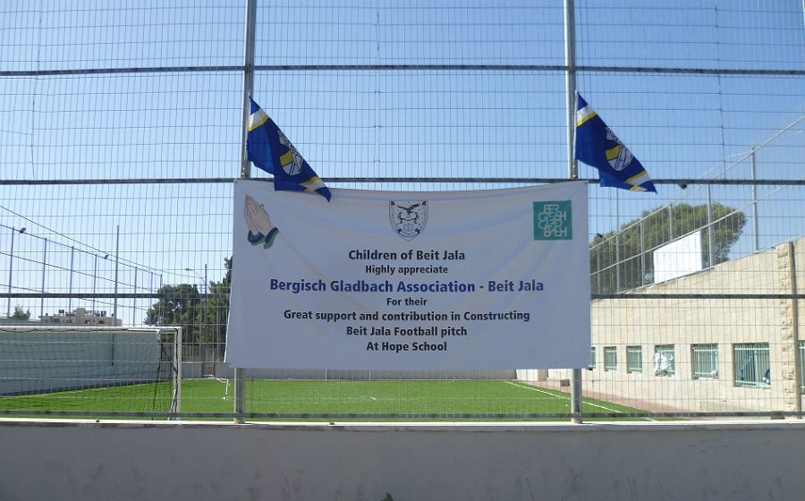 Ein Banner am Sportplatz-Zaun drückt den Dank an die Bürger Bergisch Gladbachs aus