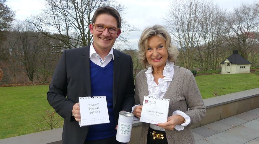 Oliver Knigge und Sylvia Zanders stellen den Kalender 2017 vor