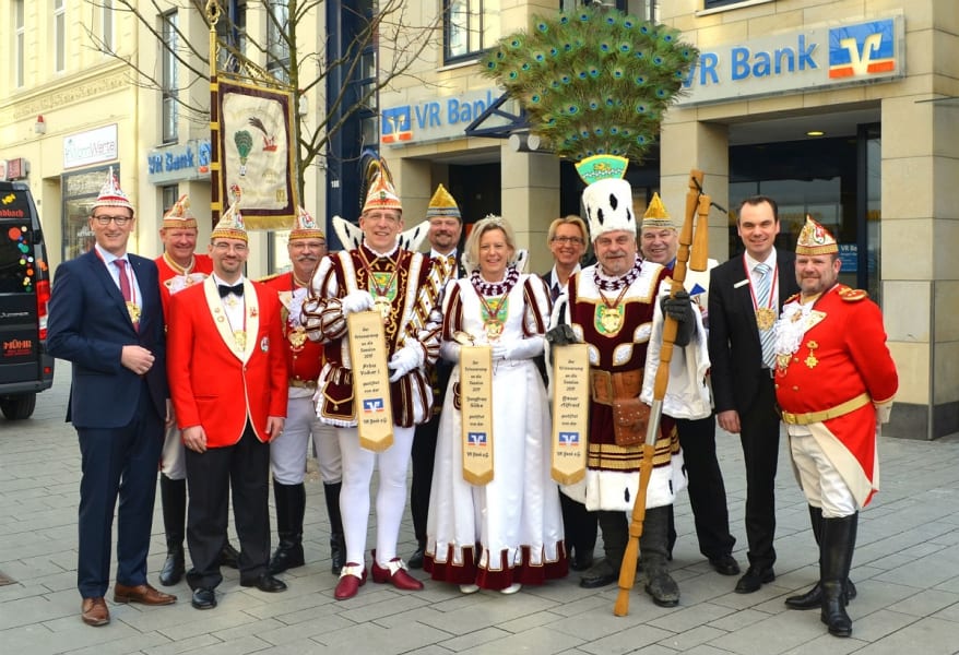 Das Dreigestirn 2017 bei der Übergabe der Fahnenbänder vor der VR Bank