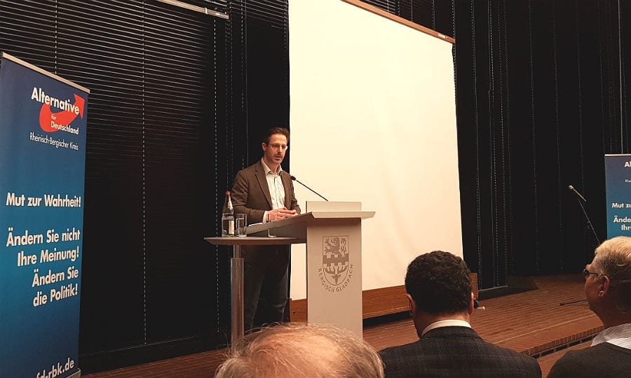 Marcus Pretzell, Vorsitzender der AfD in NRW am Rednerpult im Bensberger Ratssaal