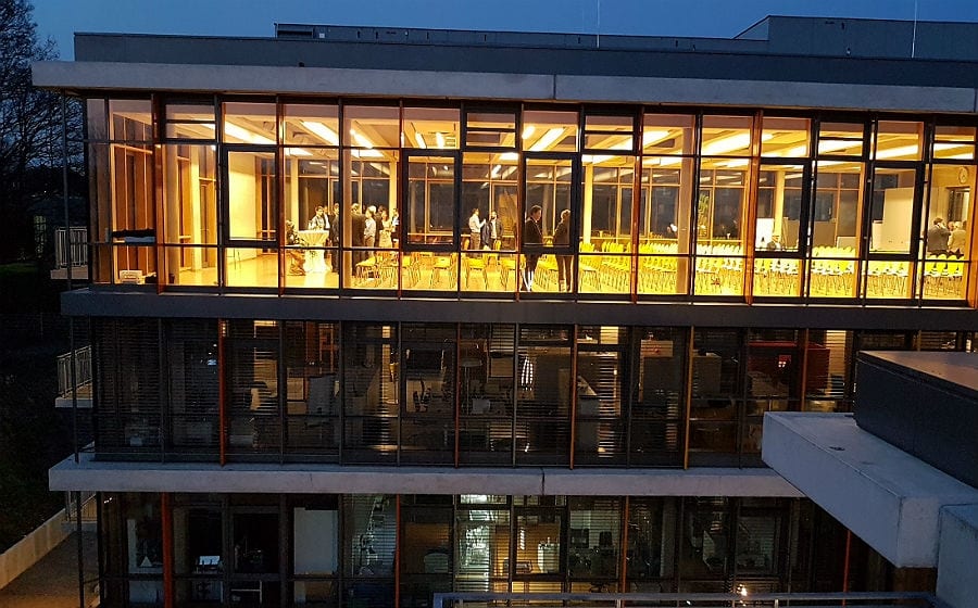 Der Konferenzraum beherrscht die oberste Etage des neuen Gebäudes von Miltenyi Biotec