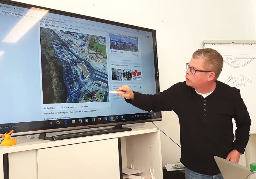 Auch Tiefbauleiter Michael Günther nutzt das BergischSchön-Foto auf Facebook zur Erläuterung