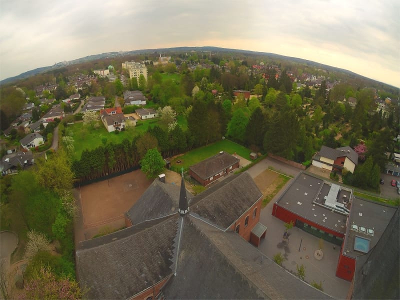 Der Blick vom Kirchturm St. Johann Baptist: auf dem Grundstück geradeaus sollen Doppelhäuser entstehen, etwas weiter rechts hinten das Mehrgenerationenhaus. Foto: Bergisch Schön