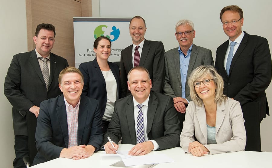 Dr. Erik Werdel (Kreisdirektor des Rheinisch-Bergischen Kreises), Volker Suermann (Geschäftsführer der Rheinisch-Bergischen Wirtschaftsförderungsgesellschaft mbH (RBW)), Eva Babatz (Leiterin der Geschäftsstelle Leverkusen/Rhein-Berg der IHK zu Köln) Zweite Reihe: Alexander Brändle (Standortleiter der Fachhochschule der Wirtschaft (FHDW) Bergisch Gladbach), Saskia Dieke (Referentin Bildung und Öffentlichkeitsarbeit des ARBEITGEBER KÖLN e.V.), Stefan Krause (Vorsitzender der Geschäftsführung der Agentur für Arbeit Bergisch Gladbach), Johannes Breidenbach (stlv. Geschäftsführer des Jobcenter Rhein-Berg), Marcus Otto (Hauptgeschäftsführer der Kreishandwerkerschaft Bergisches Land)