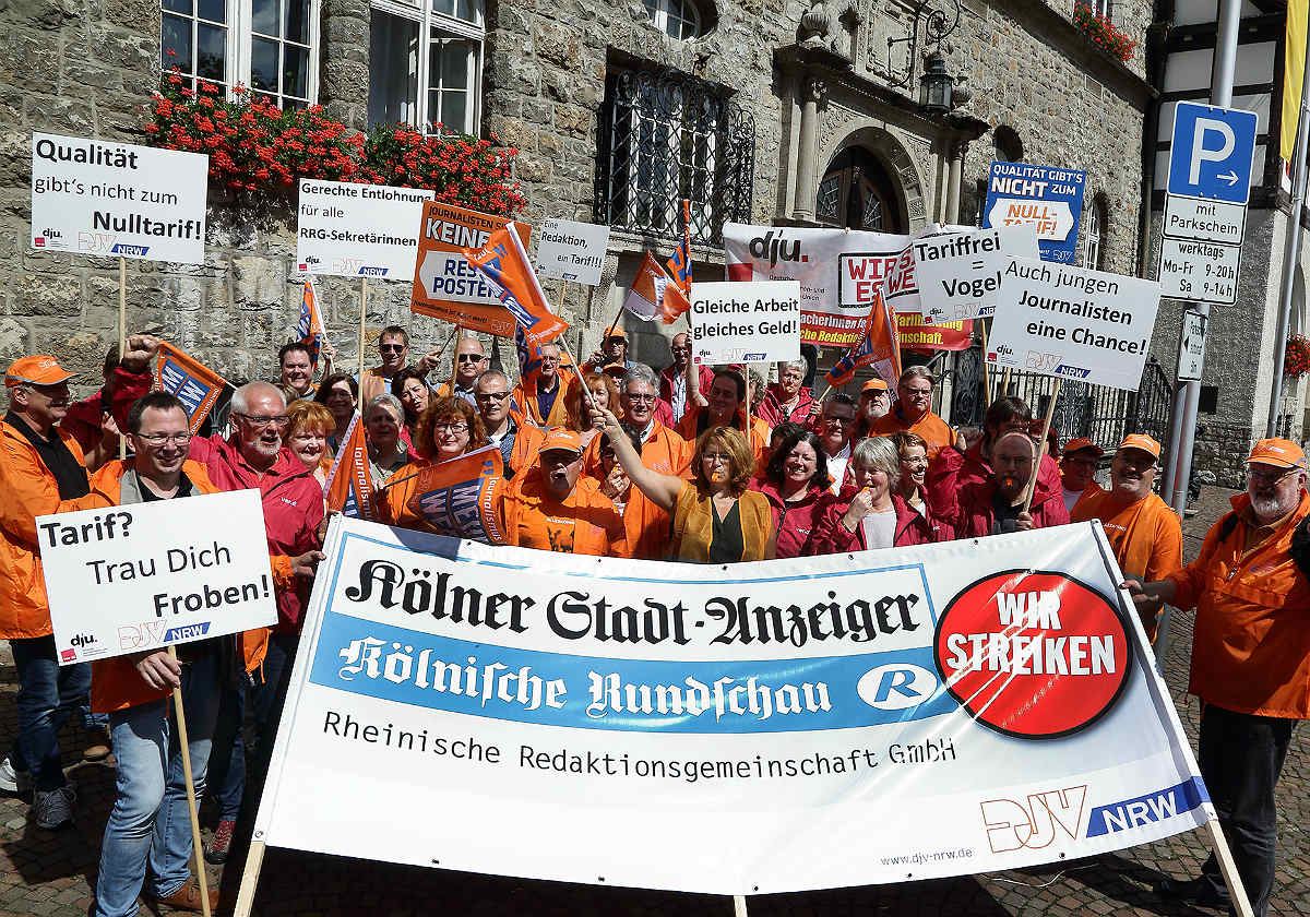 Vor dem Gladbacher Rathaus demonstrierten die Redakteure für gleiches Recht für alle. 