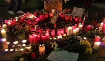 Mahnwache in der Fußgängerzone von Bergisch Gladbach. Hier war am Donnerstag ein 40-Jähriger bei einem Streit zu Tode gekommen.