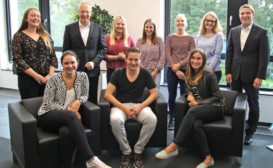 Landrat Hermann-Josef Tebroke und Kreisdirektor Eric Werdel mit den Absolventen