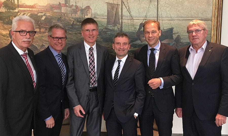 Thomas Hendele (Landrat Kreis Mettmann), Jürgen Steinmetz (Hauptgeschäftsführer Industrie- und Handelskammer Mittlerer Niederrhein), Dr. Ernst Grigat (Geschäftsführer Metropolregion Rheinland e.V.), Thomas Geisel (Oberbürgermeister Landeshauptstadt Düsseldorf und Vorsitzender Metropolregion Rheinland e.V.), Ulf Reichardt (Hauptgeschäftsführer Industrie- und Handelskammer zu Köln), Sebastian Schuster (Landrat Rhein-Sieg Kreis) 
