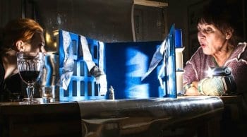 Tanja Heesen-Nauroth und Mira Pagens mit dem Modell für die Don-Giovanni-Aufführung in Bergisch Gladbach