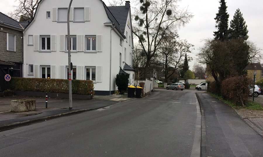 Der Fußweg endet vor zwei Mülltonnen des Eckgrundstücks Scheidtbachstraße/Bensberger Straße.