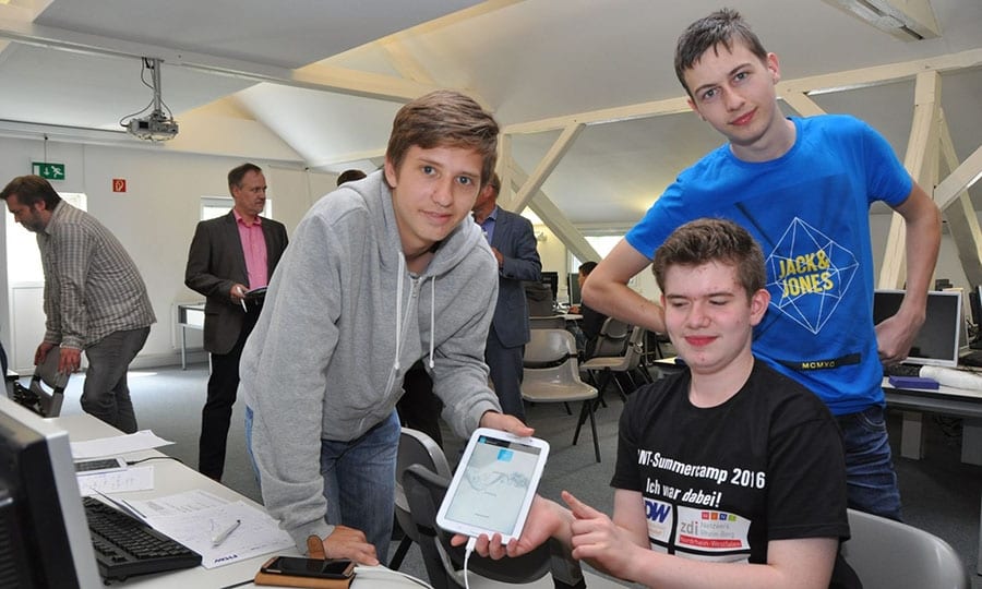 Junge App-Programmierer beim MINT-Summercamp 2016.