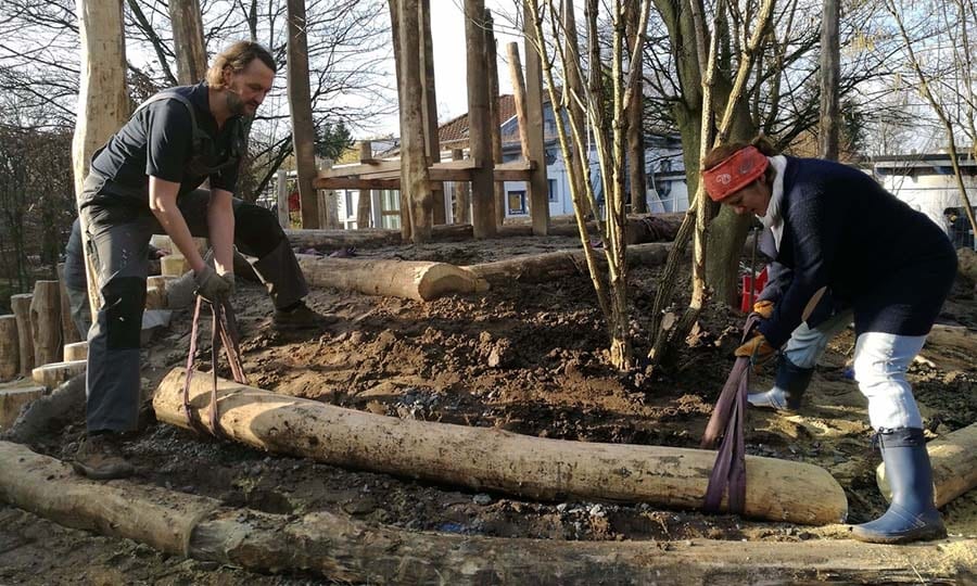 Das Außengelände ist als „Soziale Aktion“ in gemeinschaftlicher Arbeit von Eltern und den Gartenbau-Profis entstanden. 