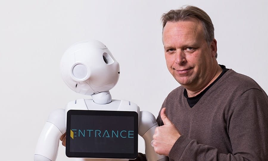 Jörg Heynkes mit „Pepper“. Foto: privat