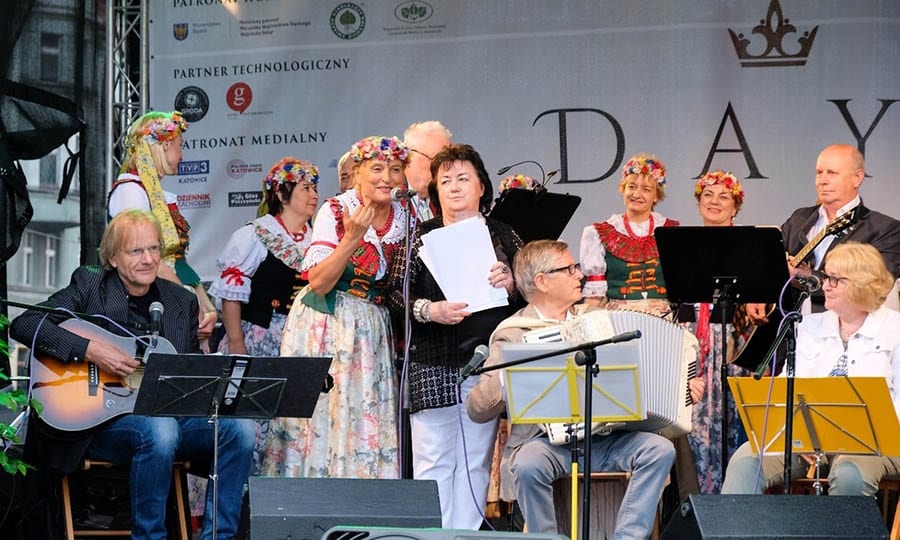 Pszczyna-Band, hier mit Unterstützung einer Pszczynaer Trachtengruppe 